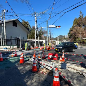 ここでどこ行ったらよいか少し迷った。左に曲がって川を渡るのが正解