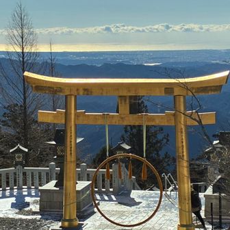 金色の鳥居と遠州灘が光り輝いています