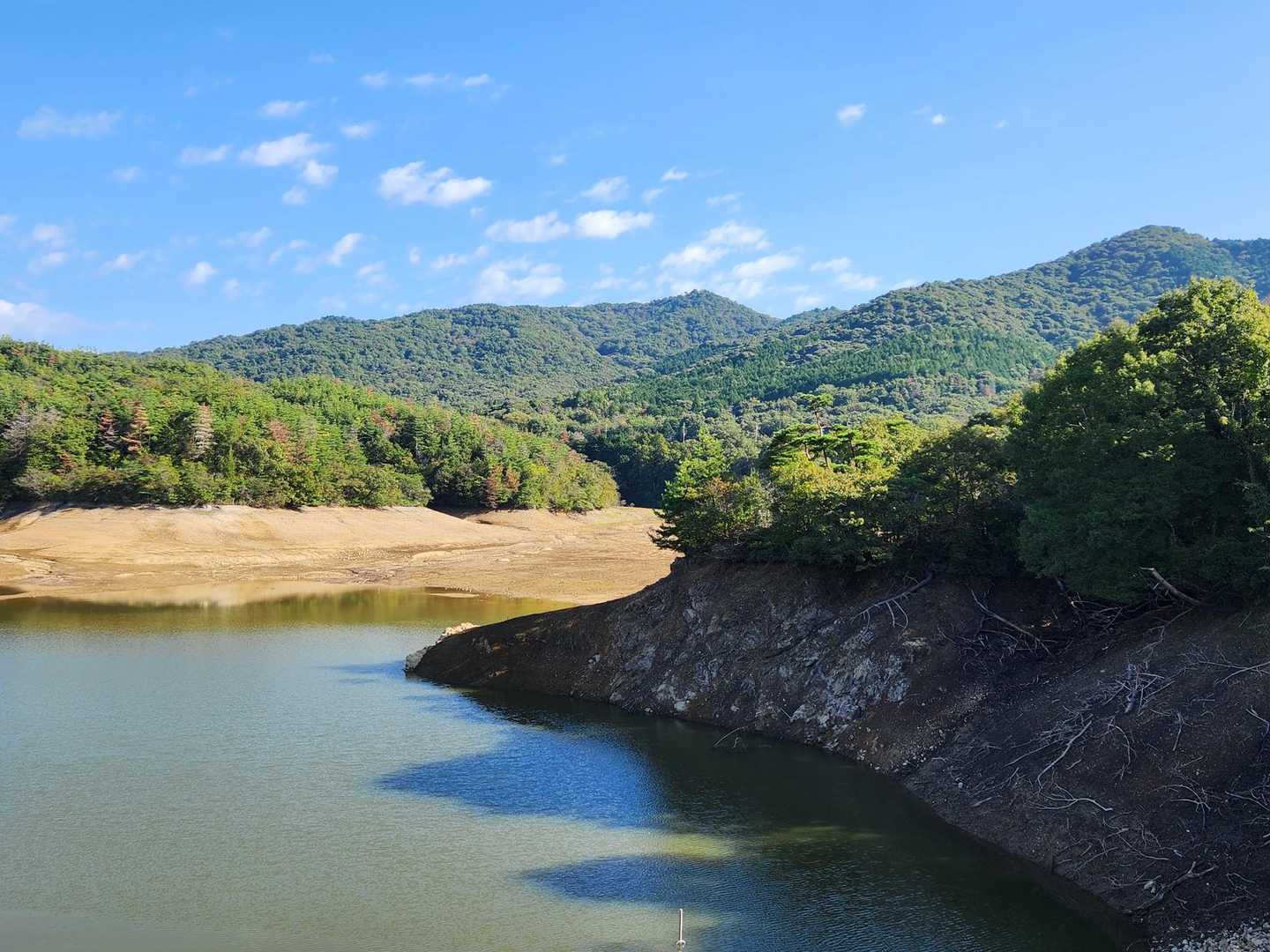 築水池、水が少し。
先週はもっとカラカラでした。