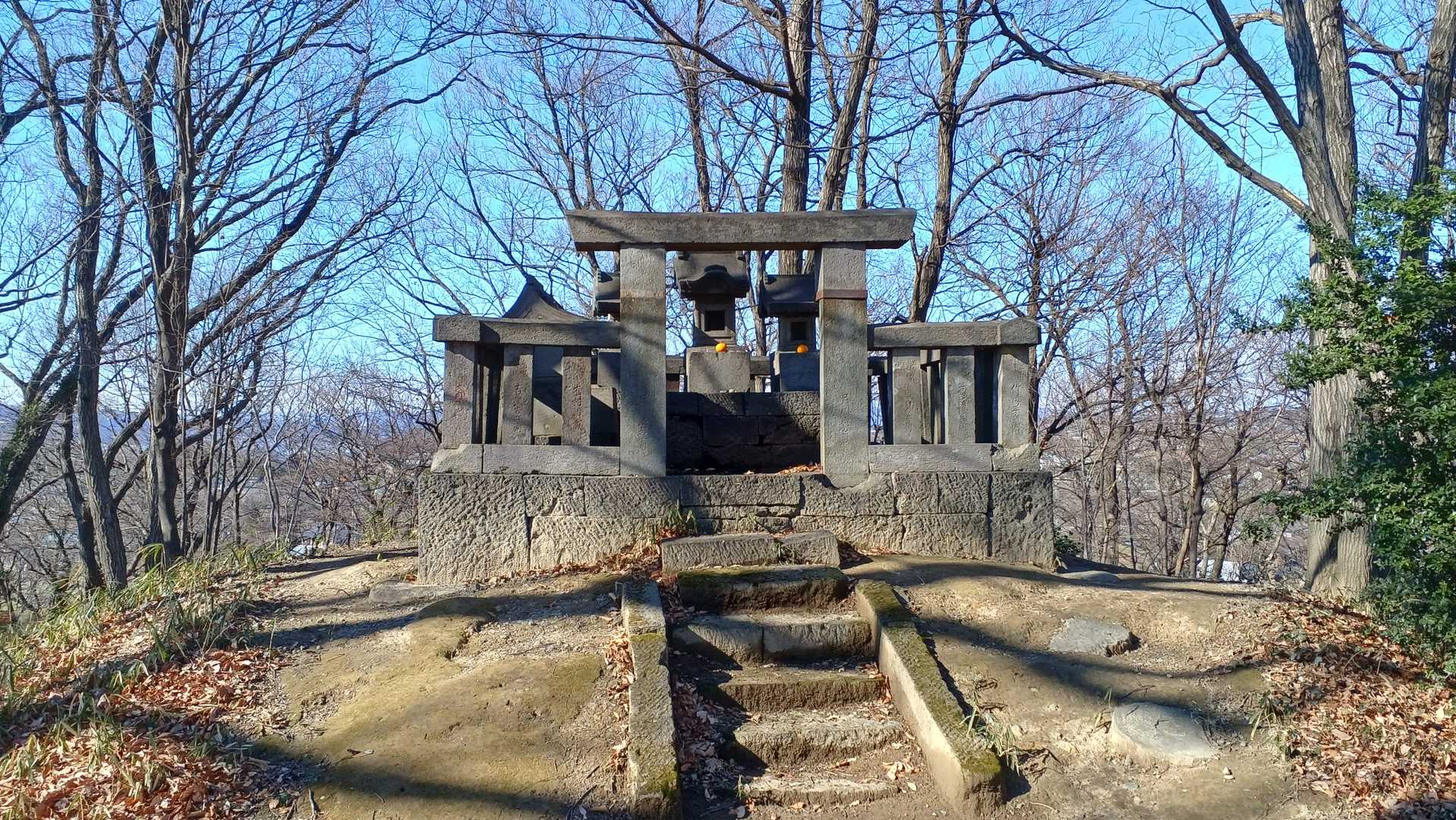 山頂にある立派な祠