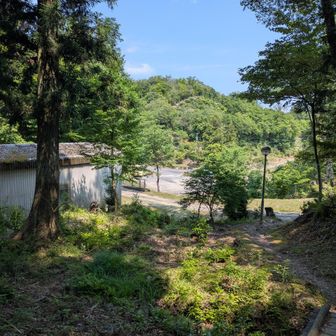 西駐車場近くに戻ってきました🚶
真ん中に、
この後登る朝日山