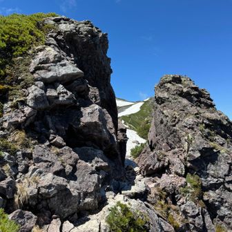 抜戸岩の隙間から山小屋
この先も残雪あり