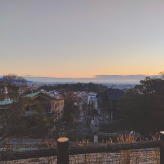 展望台前の広場。
最悪の場合ここでご来光鑑賞をしようと思ってましたが、まだもう少し時間があるので先を急ぎます。