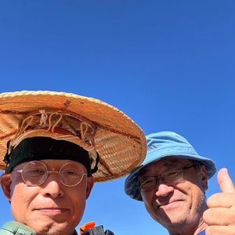 ゆきをさん、気さくで初対面とは思えない程にいろいろとお話しにも盛り上がってしまい、気が付けばあっという間に１時間が😉【原山山頂にて】

🤗やっとお会い出来ました🙌🎶

飛騨の“🎤吉幾三さん”こと、“ゆきをさん”ですよ😉あまりにも似ていたのでびっくり‼️
🥳多分、YAMAPには顔出し初デビューです🎊🎉

今までも、初対面で大体の方々は私ナマステとできるだけ、ご一緒に顔出しデビューを依頼して了承頂いております🙏🙇🏻‍♂️