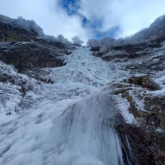 秘瀑 : 台高山脈珠玉の渓 美しき天然 四国最大の氷瀑 「高瀑」（たかたる）へ / エントツ山さん