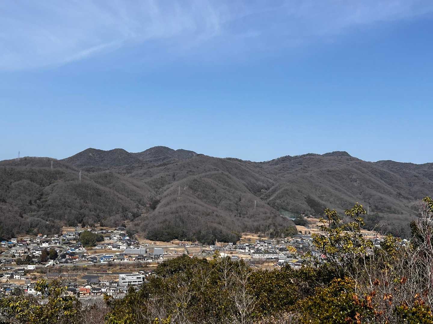 御休処からの眺め。観音寺山付近？いい眺め。
あちらの山も快適そうだ。