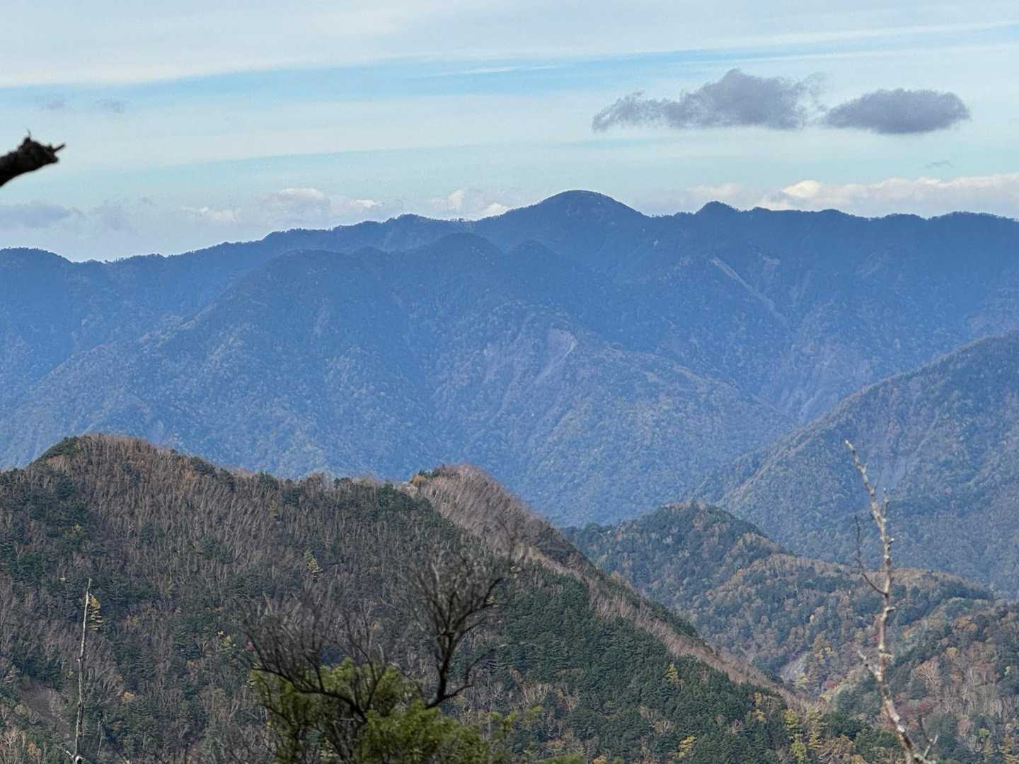 その左にはふんわりまぁるい中の尾根山♪