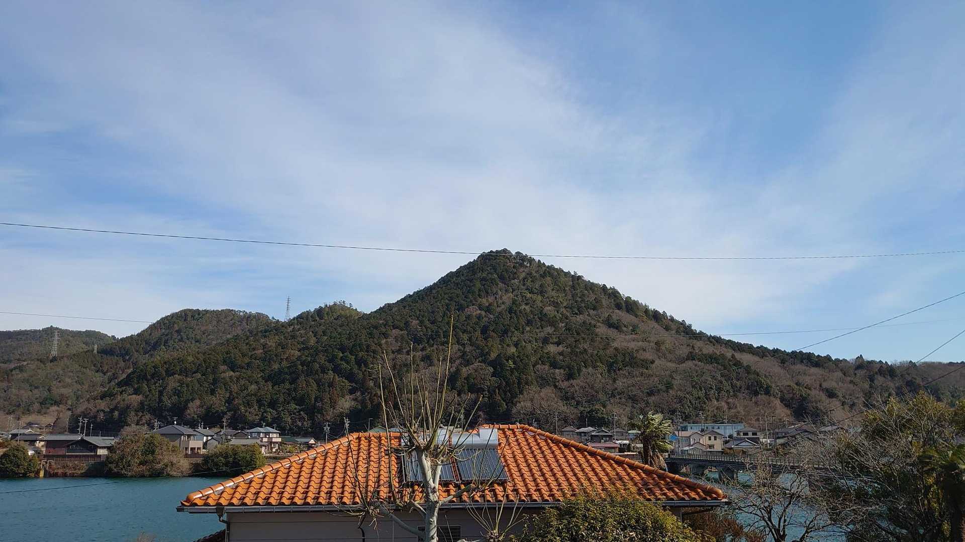 駐車場の東光寺公園から米田富士(愛宕山)を見る
