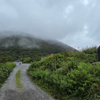 駐車場へ入る砂利道。