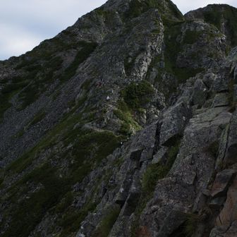 西穂山頂までもう少し。分かりづらいが、写真を拡大するとルート上に何人もの登山者が見える。