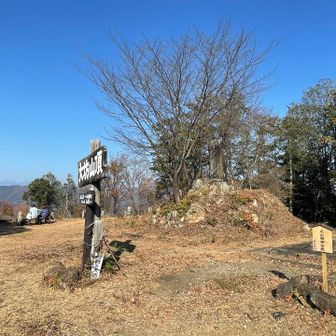 ココも休憩スポットですね。
途中少しお話しした地元のお二人。
山友さんとの事だけど、ずっと笑い声が絶えなくて楽しそう😊登山スタイルも人それぞれだけど、自分に合うスタイルの人と登ると楽しいね🎶