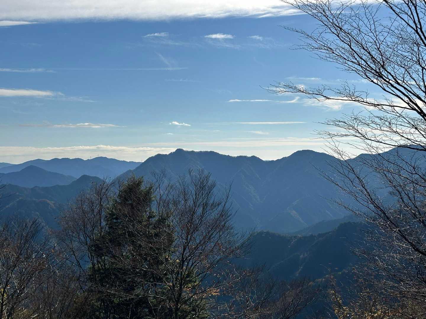 【見納めの絶景ポイント〜復路】

日本ヶ塚山（中央左の尖ったピーク）　最高の景色😁　
さらばじゃ😕👋