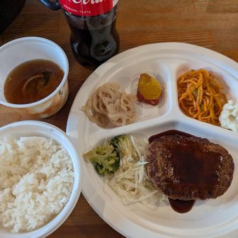 夕飯です🍴シュワシュワが、どーしても飲みたくなって高価600円のコーラー買っちゃいました🤣
白飯多めのを選びました。