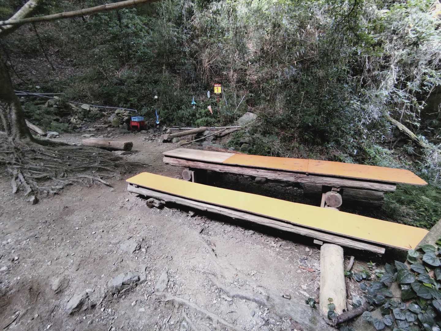 登り途中の水場💧にベンチ設置されてた👍