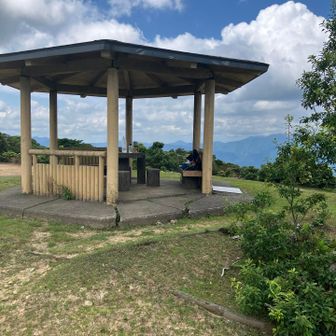 小倉山奥の東屋、独り占め！
だが、お湯を沸かそうとバーナーしてたら、蜂が集まってきて、泣く泣く、クソ暑い中、炎天下でカップラーメン食べるという誤算
バーナーのガス臭に集まるんかなー、車の排気ガスにも結構集まってくるし🐝