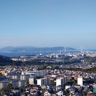 奥に明石海峡大橋。
その向こうは琵琶湖をくり抜いて造った淡路島　オノコロ島。
兵庫県民として　土地を分けてくれた滋賀県民に多大なる謝謝！🙏🙏