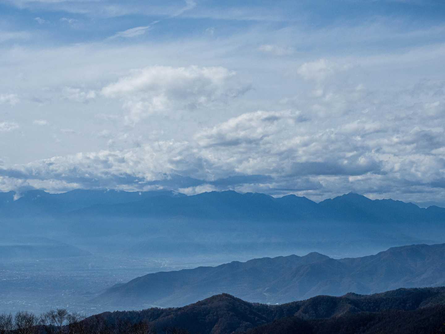 南アルプス(甲斐駒ヶ岳~間ノ岳)なんですが、雲でよくわからないですね