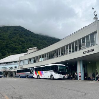 15分ほど歩いて扇沢バス停でゴール！

おつかれ山⛰️

1本早いバスに乗れそう♪
トイレで手と顔を洗ってスッキリしました

ここ扇沢より信濃大町の方が時間潰しスポットが多そうなのでそのまま乗ることにします