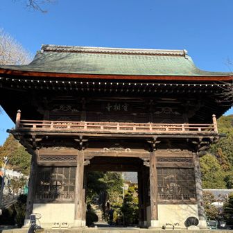 実相寺の山門を通り