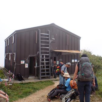 悪戦苦闘していたら三国小屋についた。
小屋番のおじさん、賑やか。色んな人に声かけしてる。