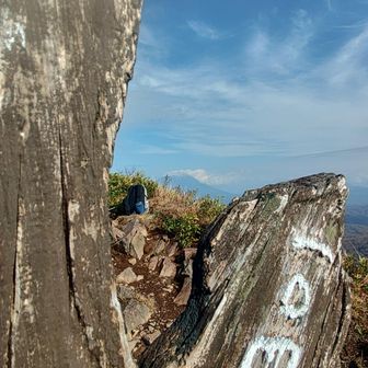 山頂標識と相棒と羊蹄様