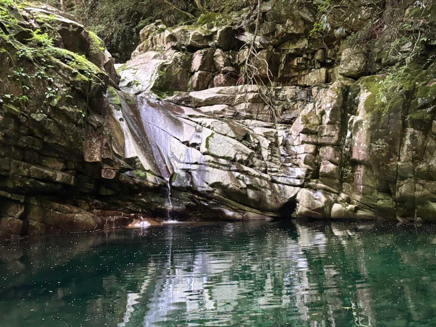 釜滝✨

この滝の水量で、双門全体の水量を予測しますが
今日の水量は少なめかな？