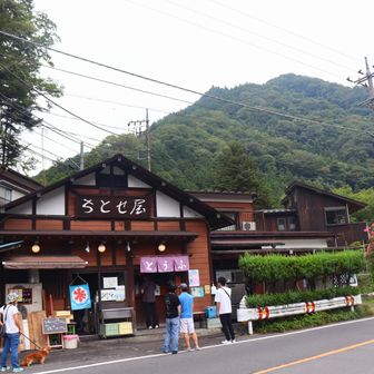 バス停前の檜原とうふちとせ屋さんで、うの花ドーナッツ買えました。試食があったのでいただきましたが、疲れた体にとても美味しかったです。