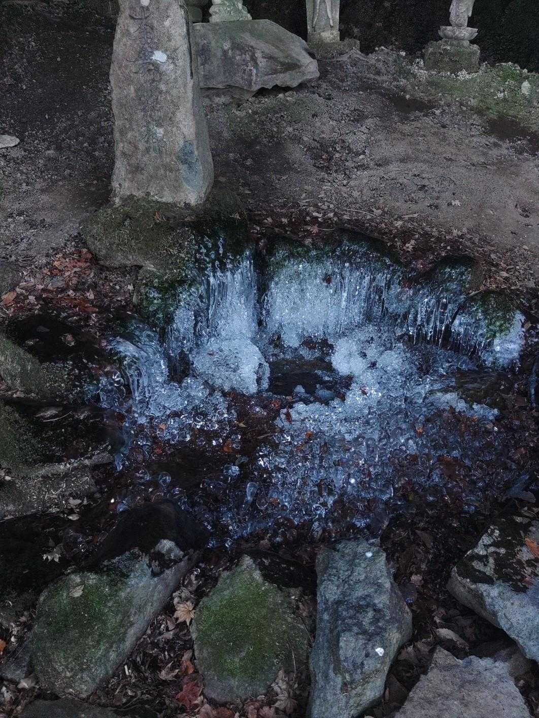 つららの下の水溜まりが、神秘的に氷っていた
