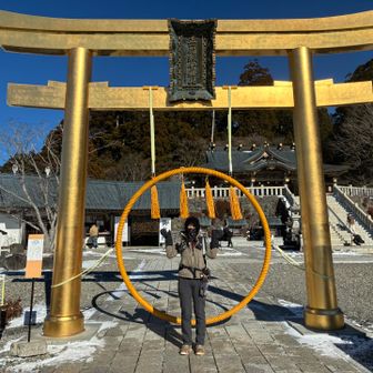 奥の社務所で御札を授かり、鳥居で記念写真