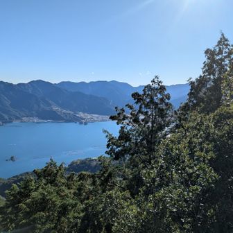 尾鷲市向井（中左側）には三重県立熊野古道センターがある。八鬼山へ行く時に寄ってみようと思う。南。八鬼山（左右奥）