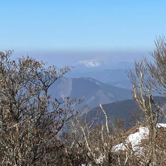 山頂から霊仙山・伊吹山方面