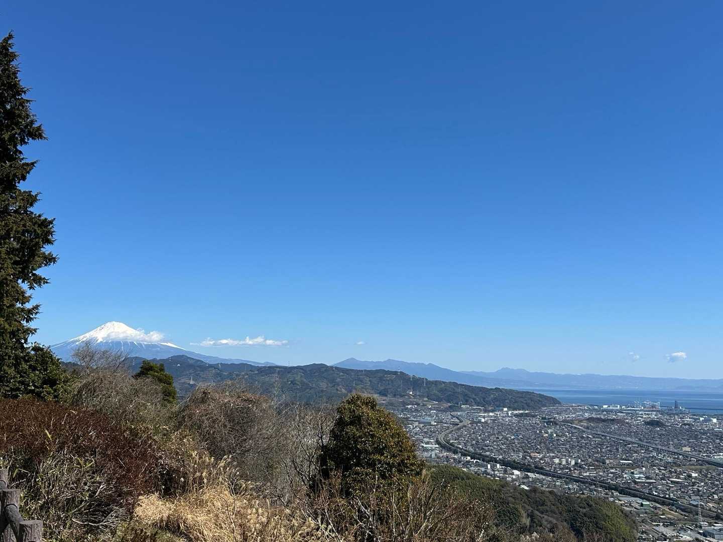 梶原山山頂も広々していて、いい眺めです