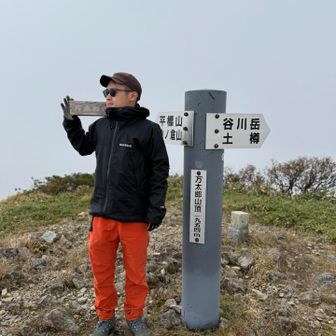 続々と通過の方々が居たけど
誰も居なくなったから記念に！
心の目で見れば仙ノ倉山への稜線見えるわ◎