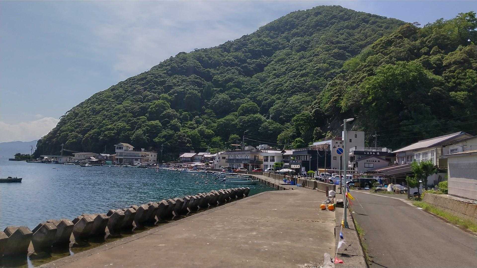 常神漁港です。
右上が高岳！