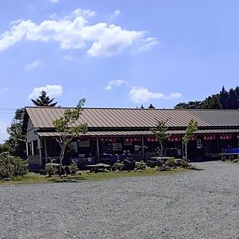 雁俣山に行くには、二本杉峠の茶屋に車を停めるよ。
ただし、17時までで閉まるので注意⚠️
17時過ぎる時には、ちょっと下った所にある広場に停めるよ。