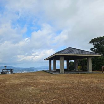 鬼岳に直行し東屋でひと息