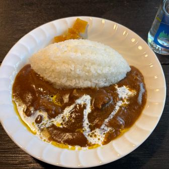カレーライスをいただきながら窓の外をチラチラ