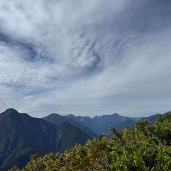 おー！抜けた途端に表銀座バッチリ。
予報だとこれから雲が抜けて快晴になるはず