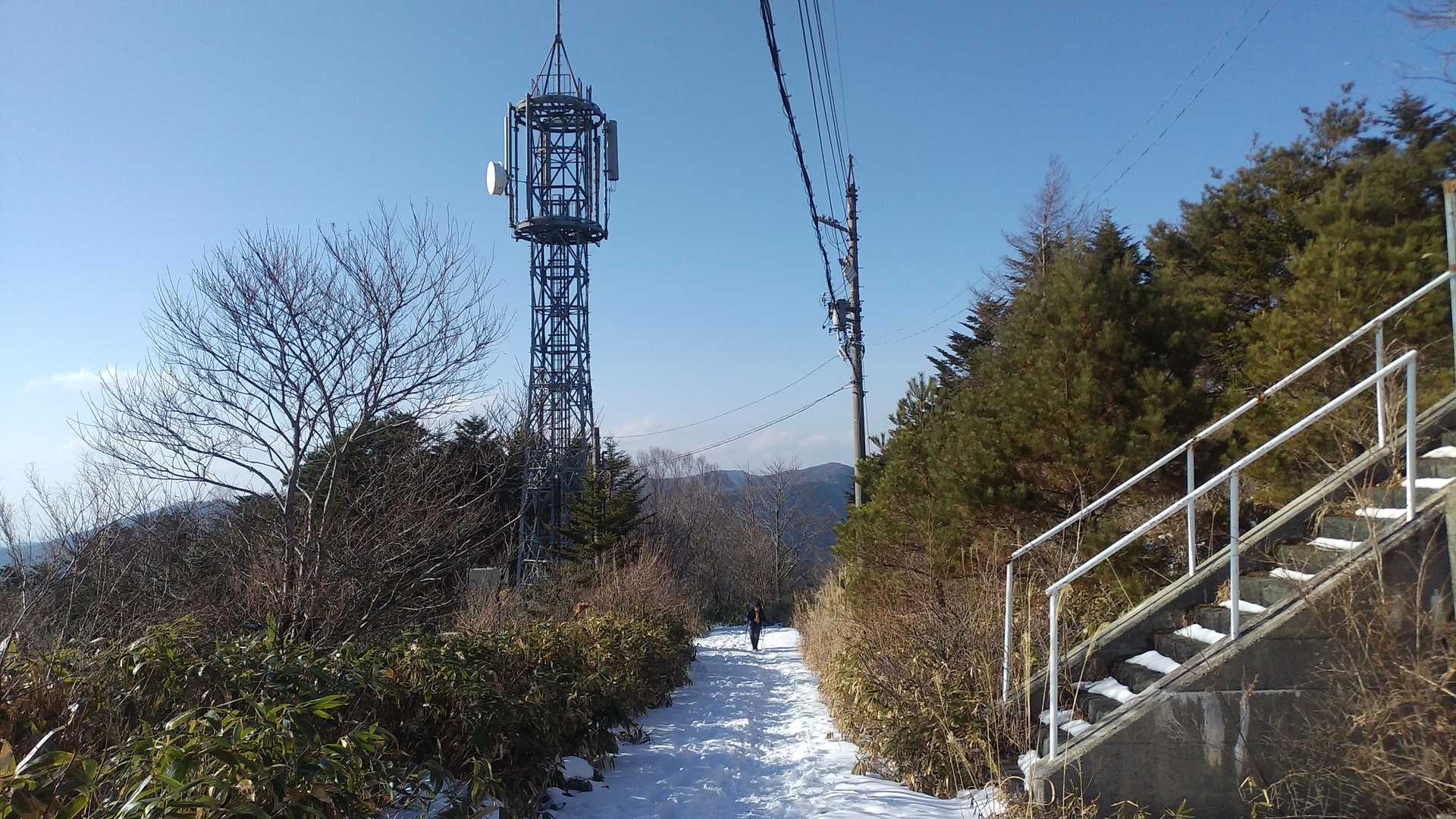 山頂近くには大きなアンテナ
