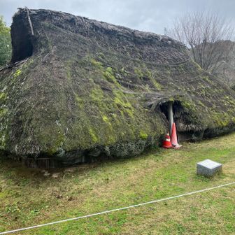 掘立柱建物の前を通過。