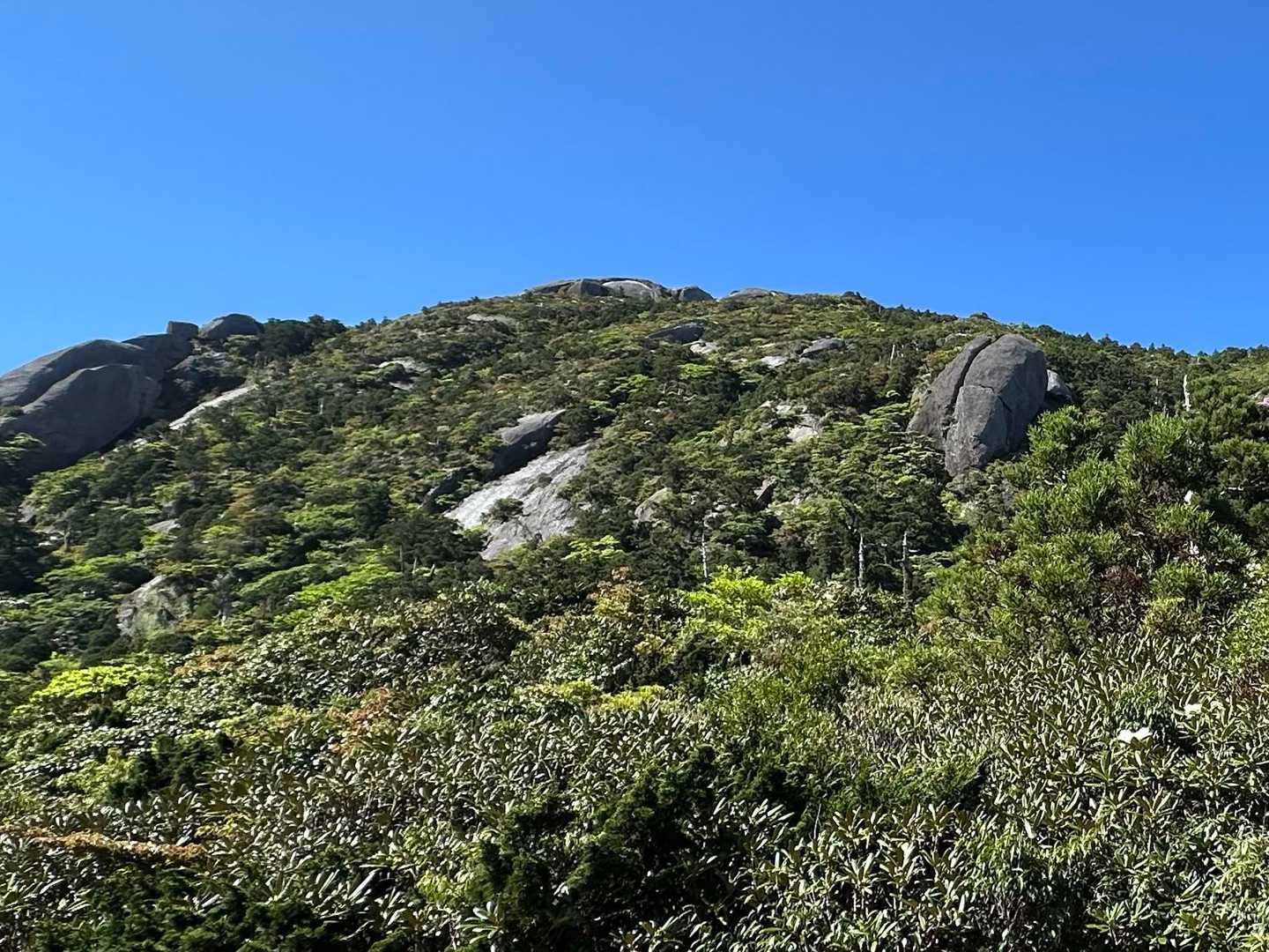 視界が開けて周囲の山肌の奇岩がよく見えるようになる