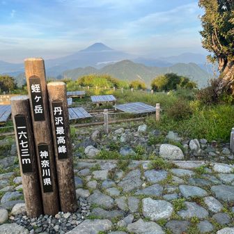 富士山をバックに山頂標識を改めて撮影
昨日撮ったのは古いやつだった でもあっちが好み😅