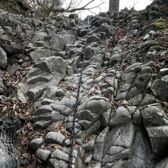 もう一つの鎖場。下山はちょっと使ってみました。