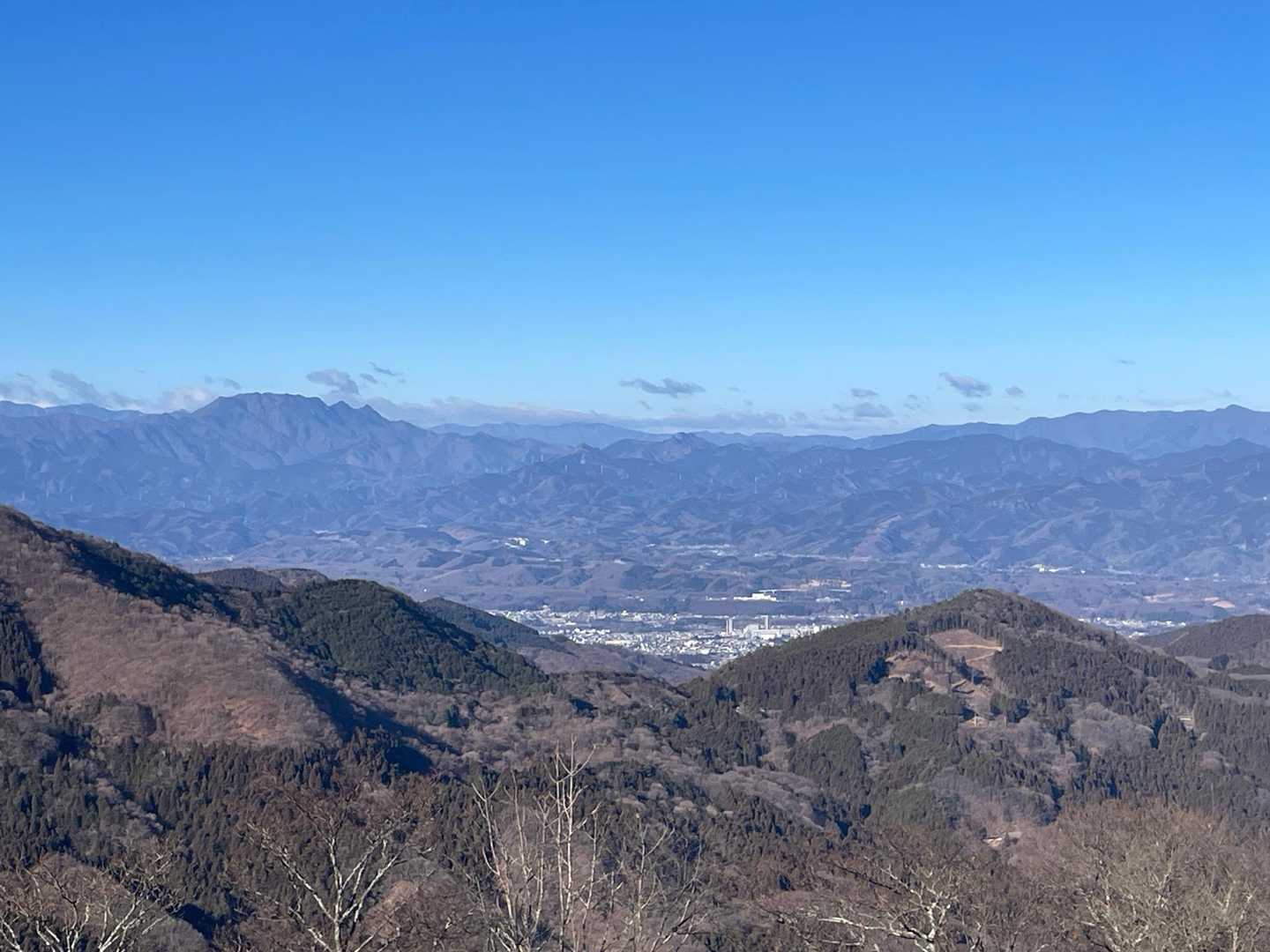 秩父方面の町と両神山がキレイに見えました