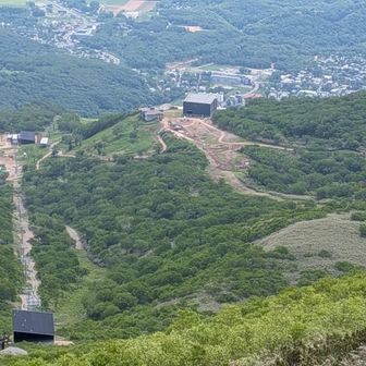 アンヌプリは悲しい思い出があるのです。
小1か小2の時、4日間のスキースクールに参加しました。
1日目、着いてすぐアンヌプリのてっぺんへ。
リフト降りてすぐ、たぶん転んだんでしょうね。
その頃の滑り止めは紐の先にクリップみたいのが付いてて、スキー靴の金具に引っ掛けるようなものだったんだけど、その紐が切れてね、スキー板は流されていきました。
泣きながら、ゲレンデに穴あけながら、下りました。
コーチがそばにいたんだろうけど、よく下りたなって今思う。
もう家に帰りたい！って思ってた夜、同じ部屋の隣の布団で寝ていた子が、布団かぶってしくしく泣いてて、きっとホームシックだったんだと思うけど、その子のこっそり泣いてる姿を見たら、私も頑張らなきゃと思ったのです。
スキー板もないのにね、4日間頑張った私でした🤣