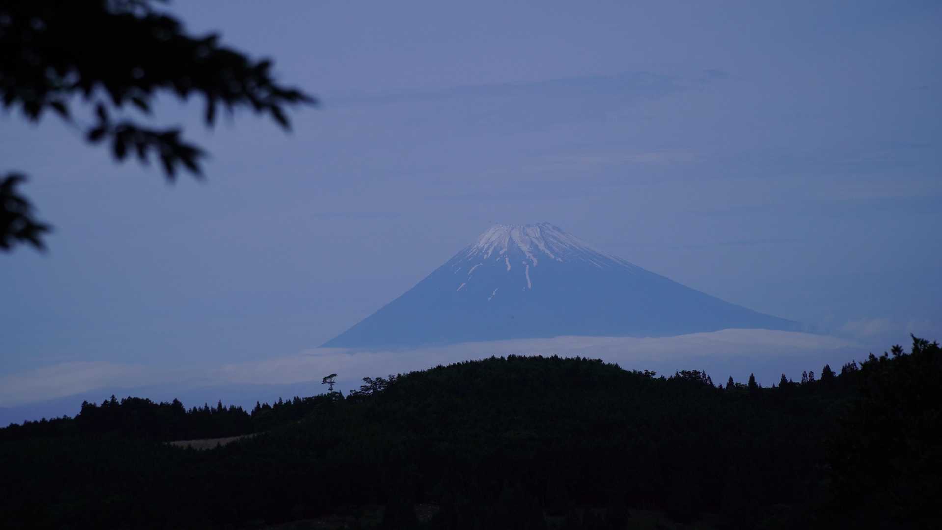 遠くに仰ぎ見る富嶽
