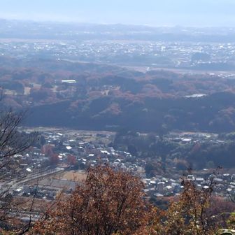 正面に御荷鉾山が見え
眼下には安中榛名駅が見えます