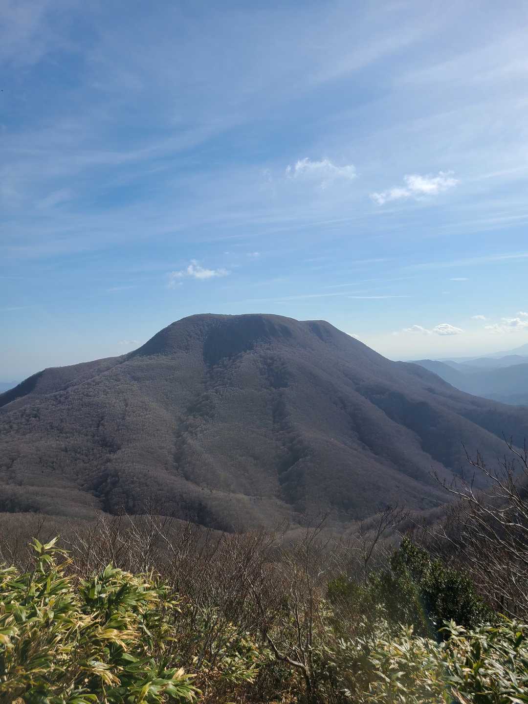 南面白山山頂から大東岳を望む。