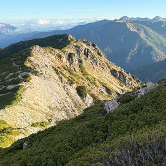 行く道と奥に双六岳・天空の滑走路と奥に鷲羽岳