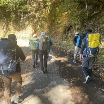 長い下りで膝に相当負担かかってる状態での
アスファルト歩き

堪えるー